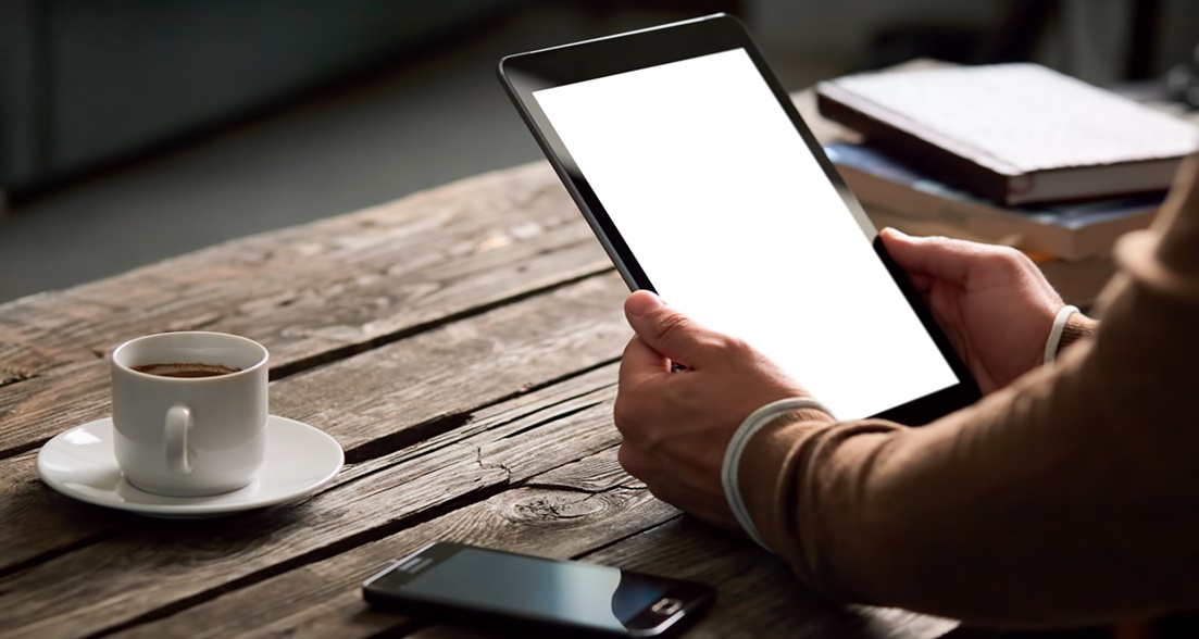 foto de homem segurando iPad com a tela branca