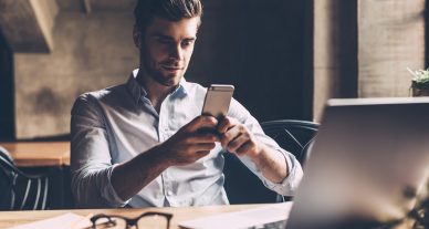 foto de homem mexendo no celular