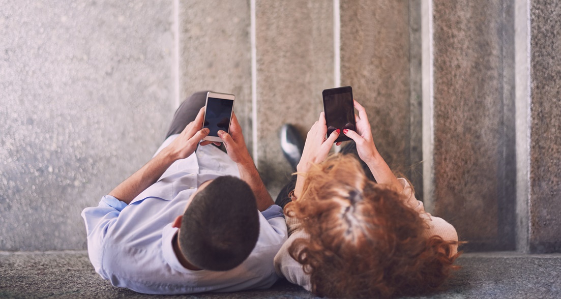 foto de pessoas mexendo no celular