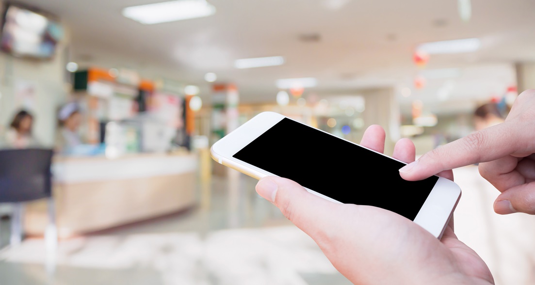 foto de pessoas mexendo no celular com display quebrado